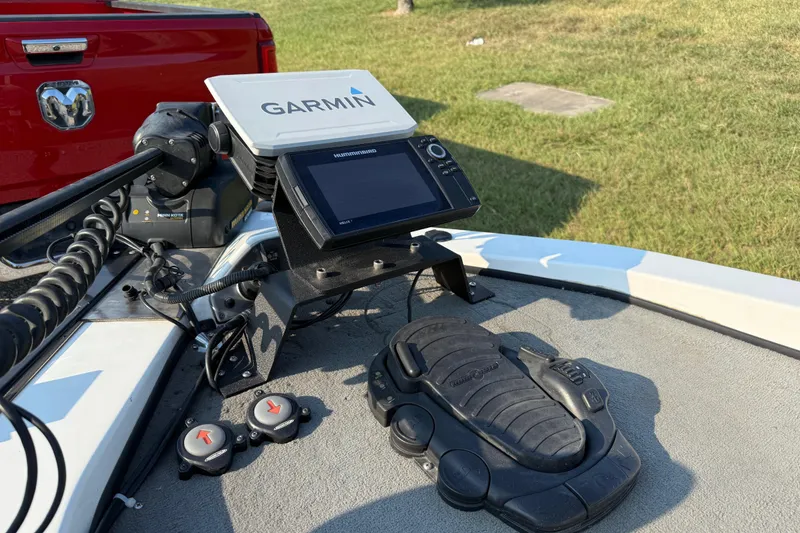 Slide: The Image of 2008 Bee Line 286 Pro Vee boat with Garmin and Humminbird electronics. - 22