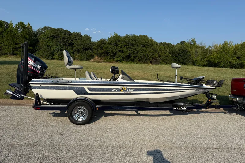 Slide: The Image of 2008 Bee Line 286 Pro Vee boat on trailer, parked outdoors, side view. - 25