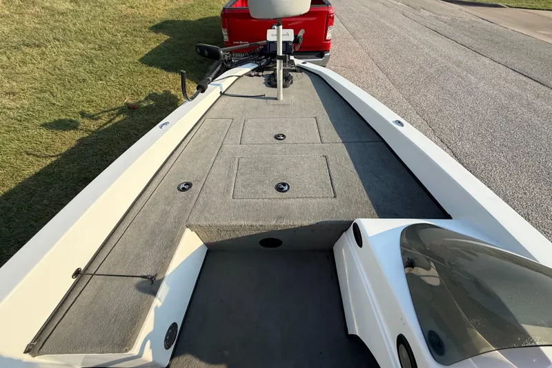 Slide: The Image of 2008 Bee Line 286 Pro Vee boat deck with storage compartments and trolling motor. - 33