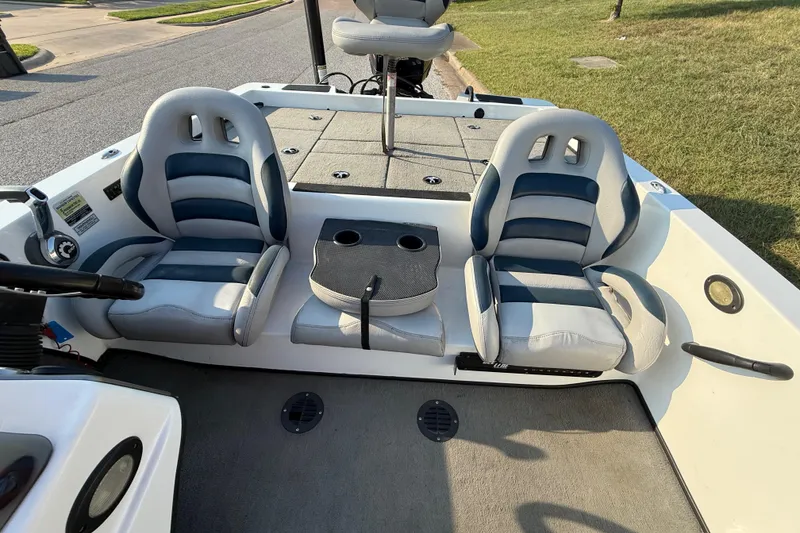 Slide: The Image of 2008 Bee Line 286 Pro Vee boat interior with dual seats and steering console. - 38