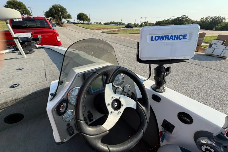 Slide: The Image of 2008 Bee Line 286 Pro Vee boat dashboard with Lowrance GPS and steering wheel. - 43