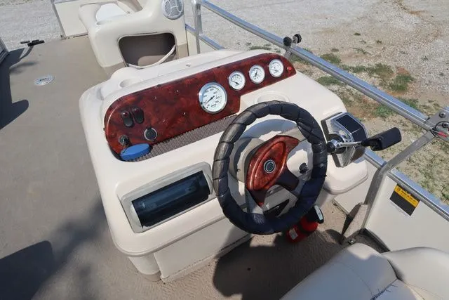 Slide: The Image of Sun Tracker Party Barger 21 DL 2005 - 10