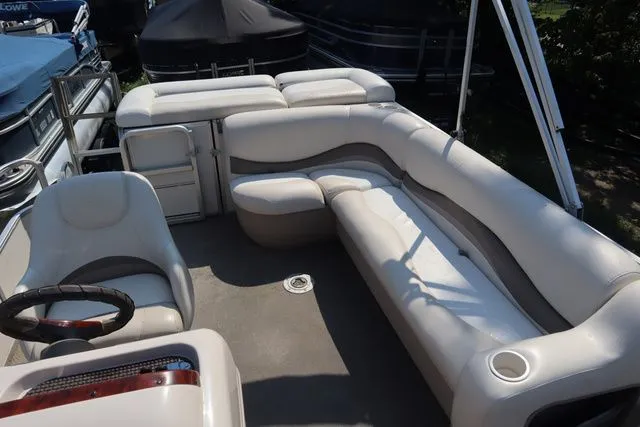 Slide: The Image of Sun Tracker Party Barger 21 DL 2005 - 12