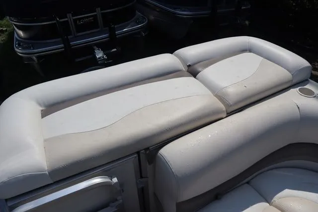 Slide: The Image of Sun Tracker Party Barger 21 DL 2005 - 14