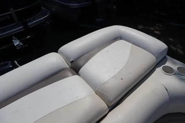 Slide: The Image of Sun Tracker Party Barger 21 DL 2005 - 16