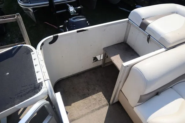 Slide: The Image of Sun Tracker Party Barger 21 DL 2005 - 17