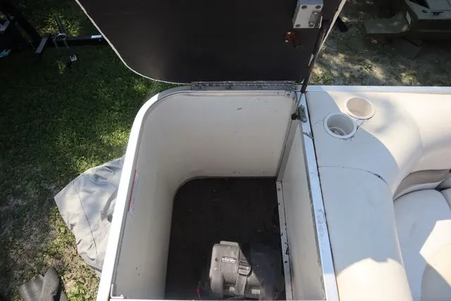 Slide: The Image of Sun Tracker Party Barger 21 DL 2005 - 18