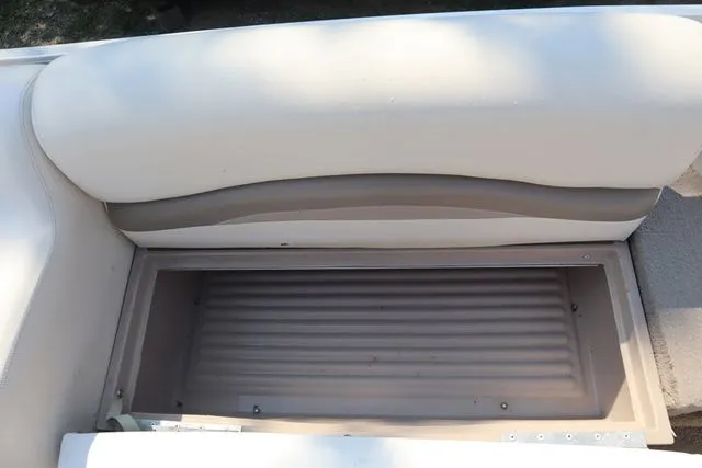 Slide: The Image of Sun Tracker Party Barger 21 DL 2005 - 20