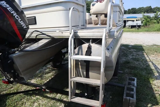 Slide: The Image of Sun Tracker Party Barger 21 DL 2005 - 5