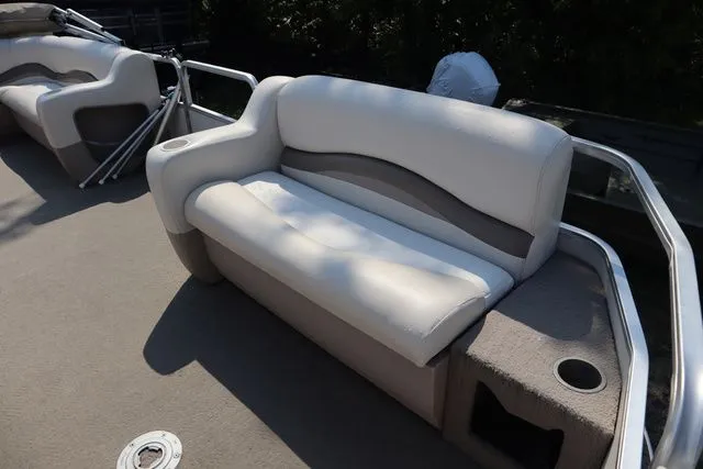 Slide: The Image of Sun Tracker Party Barger 21 DL 2005 - 6