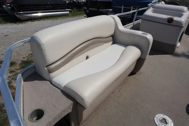 Slide: The Image of Sun Tracker Party Barger 21 DL 2005 - 7