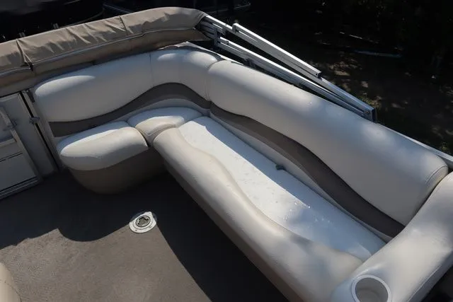 Slide: The Image of Sun Tracker Party Barger 21 DL 2005 - 8