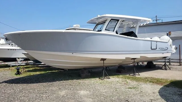 The Image of Robalo R360 Center Console 2026 - 1