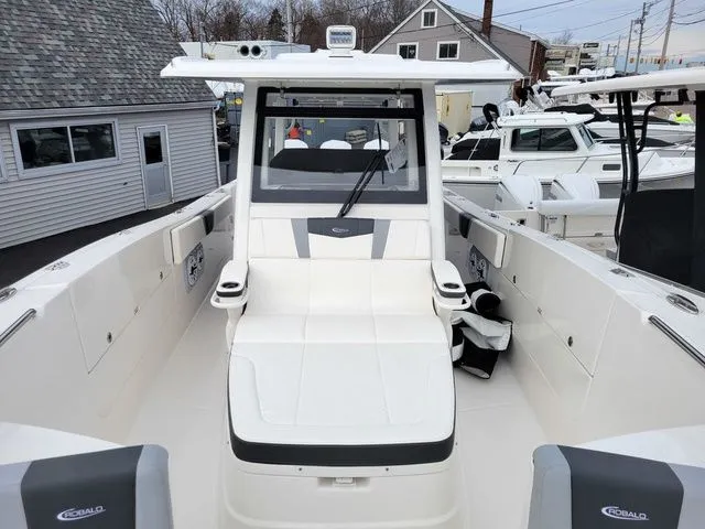 Slide: The Image of Robalo R360 Center Console 2026 - 10