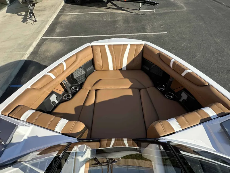 Slide: The Image of Malibu Wakesetter 22 LSV 2026 - 12