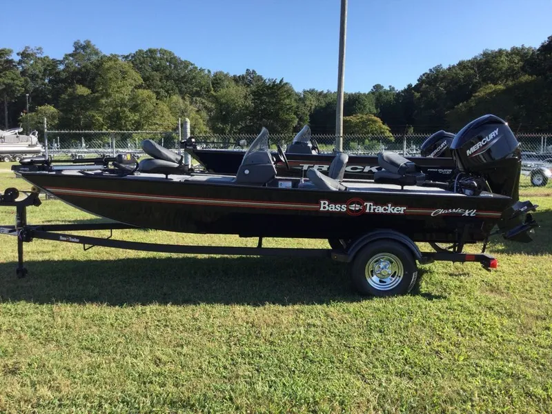 Slide: The Image of Tracker BASS CLASSICK BLK 50 2026 - 10