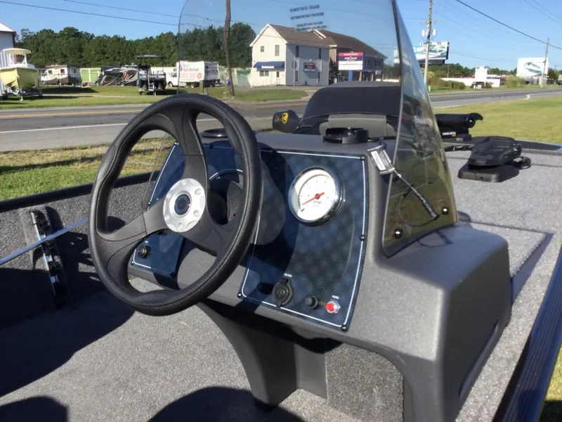 Slide: The Image of Tracker BASS CLASSICK BLK 50 2026 - 6