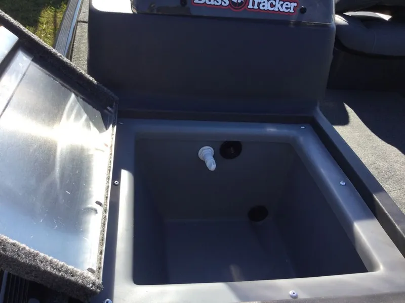 Slide: The Image of Tracker BASS CLASSICK BLK 50 2026 - 7