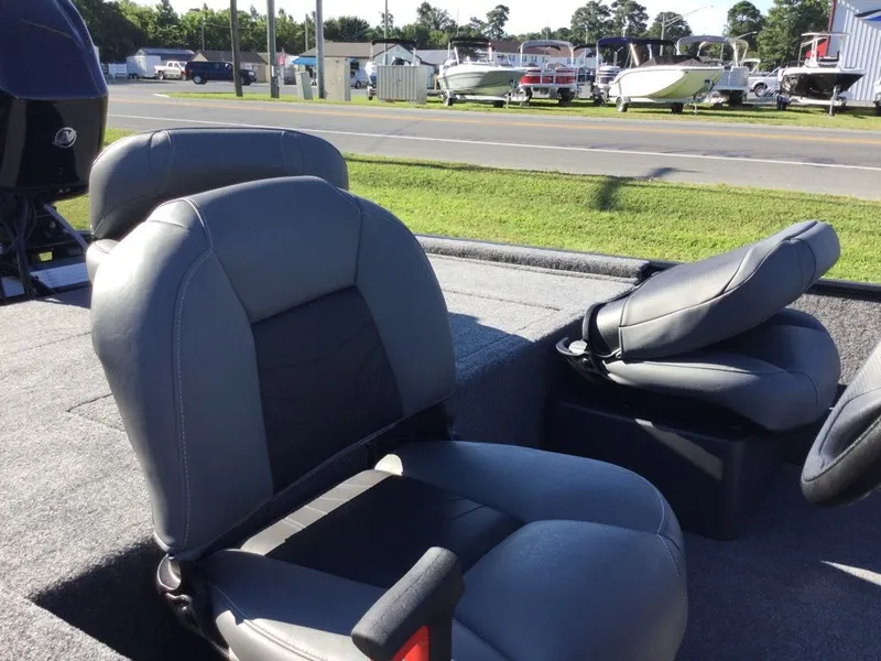 Slide: The Image of Tracker BASS CLASSICK BLK 50 2026 - 9