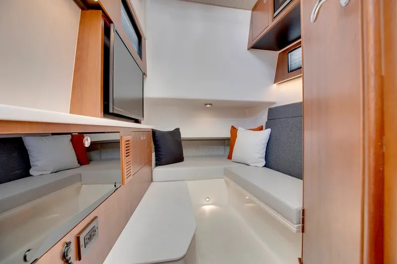 Slide: The Image of Pursuit S 358 Sport 2026 - 24