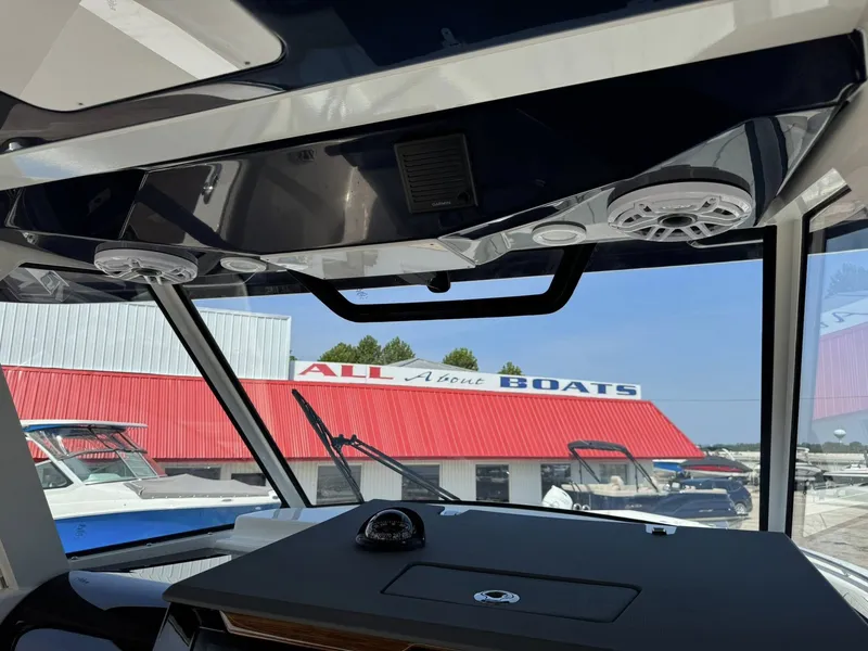 Slide: The Image of Pursuit S 358 Sport 2026 - 32