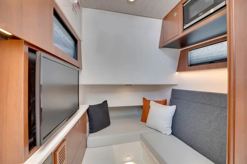 Slide: The Image of Pursuit S 358 Sport 2026 - 42