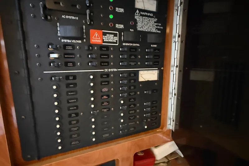 Slide: The Image of Electrical control panel on a 2004 Four Winns 298 Vista boat. - 36