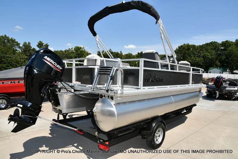 Slide: The Image of Sun Tracker Bass Buggy 18 DLX 2026 - 13