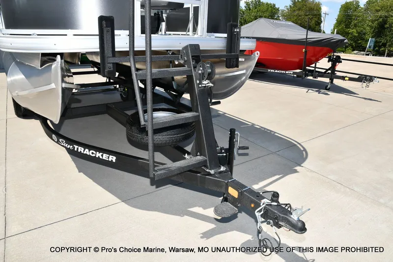 Slide: The Image of Sun Tracker Bass Buggy 18 DLX 2026 - 20