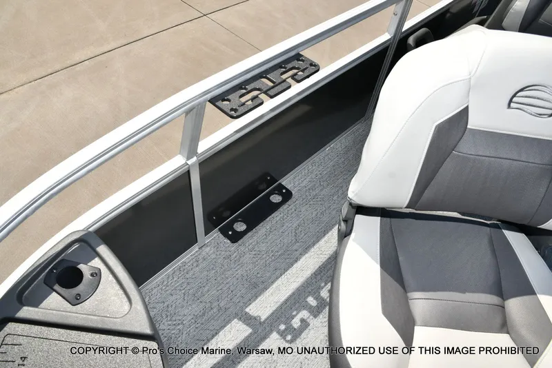 Slide: The Image of Sun Tracker Bass Buggy 18 DLX 2026 - 26