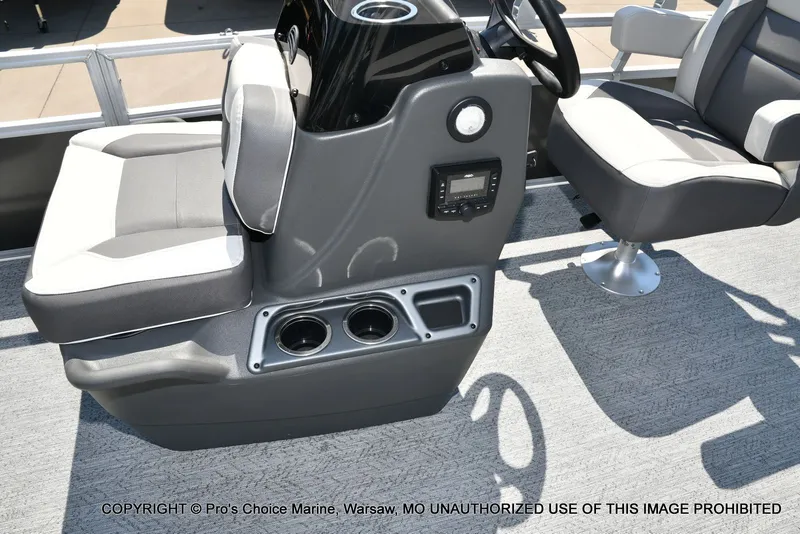 Slide: The Image of Sun Tracker Bass Buggy 18 DLX 2026 - 32