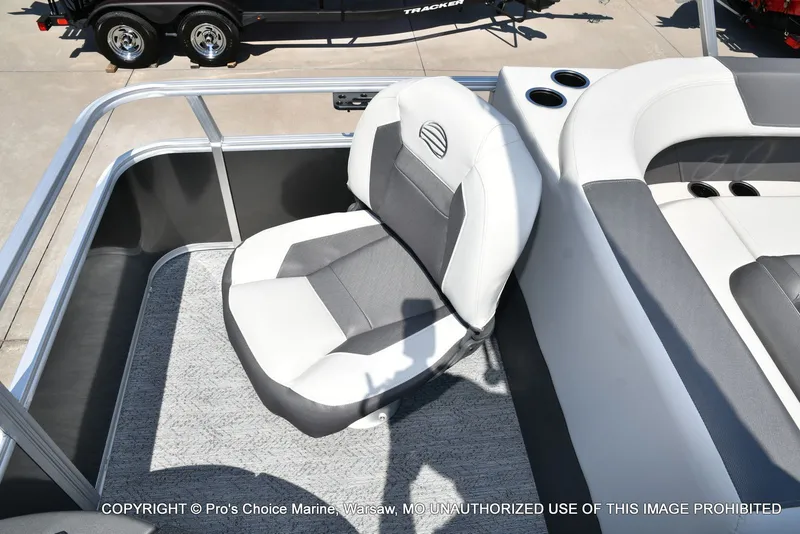 Slide: The Image of Sun Tracker Bass Buggy 18 DLX 2026 - 45