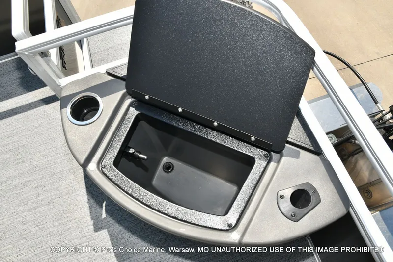 Slide: The Image of Sun Tracker Bass Buggy 18 DLX 2026 - 48