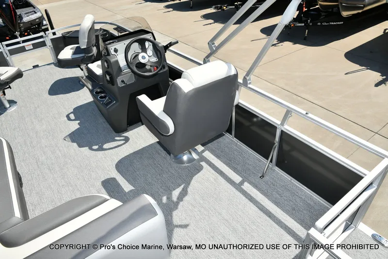 Slide: The Image of Sun Tracker Bass Buggy 18 DLX 2026 - 52