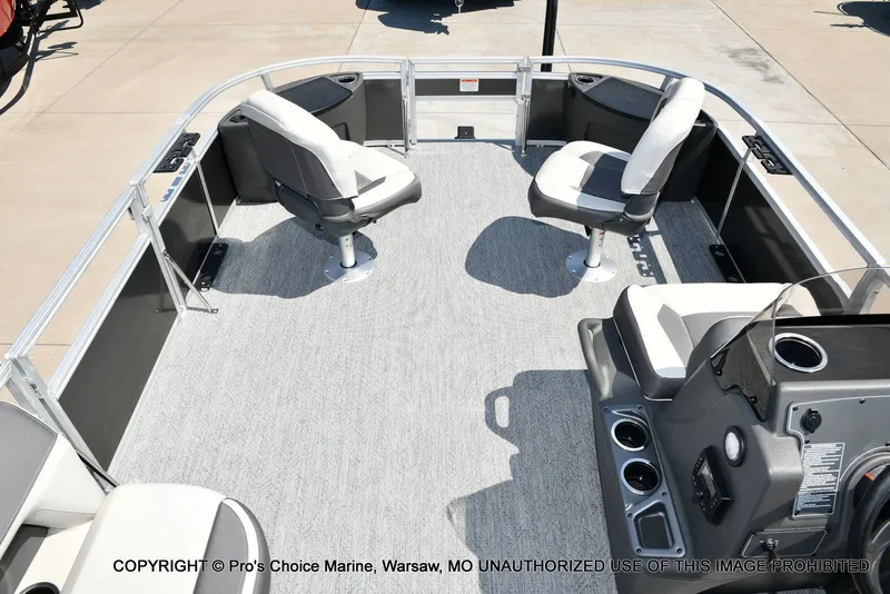 Slide: The Image of Sun Tracker Bass Buggy 18 DLX 2026 - 58