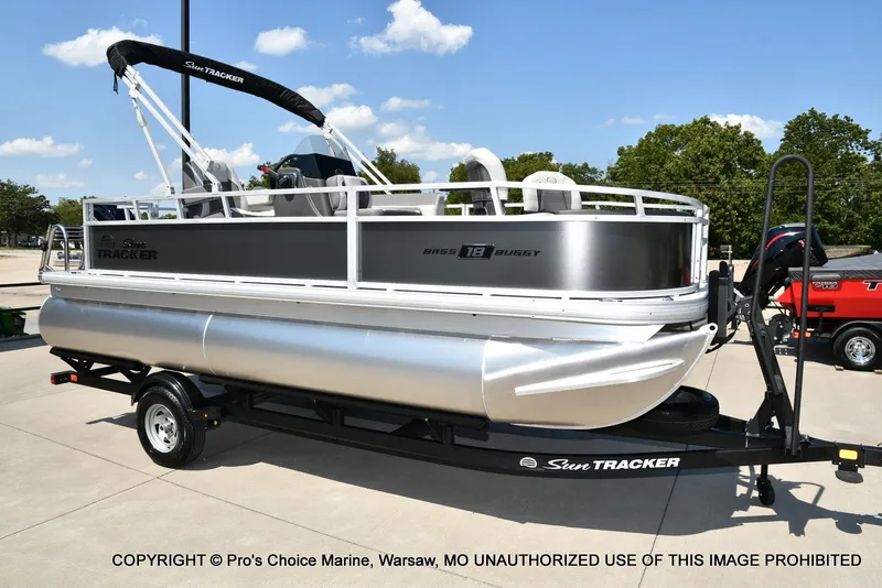 Slide: The Image of Sun Tracker Bass Buggy 18 DLX 2026 - 64