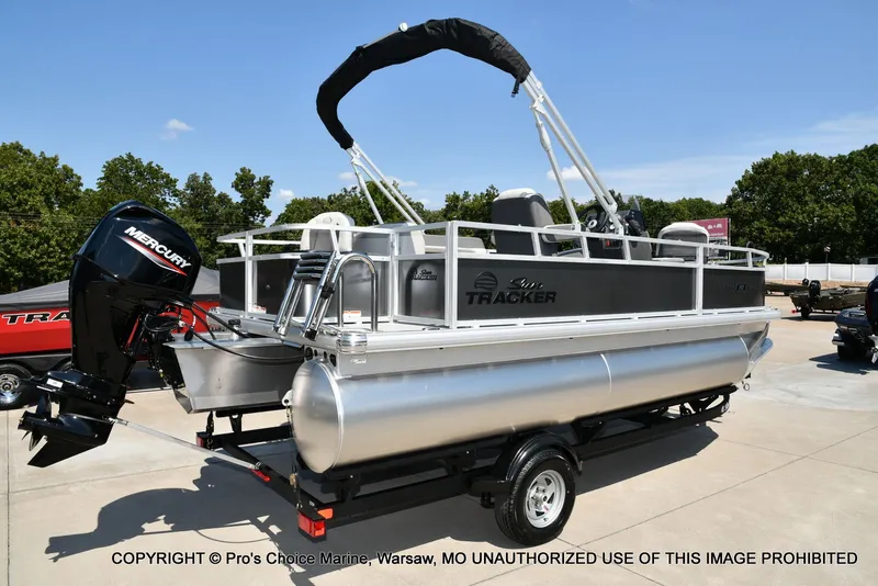 Slide: The Image of Sun Tracker Bass Buggy 18 DLX 2026 - 69