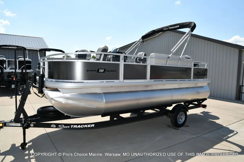 Slide: The Image of Sun Tracker Bass Buggy 18 DLX 2026 - 70