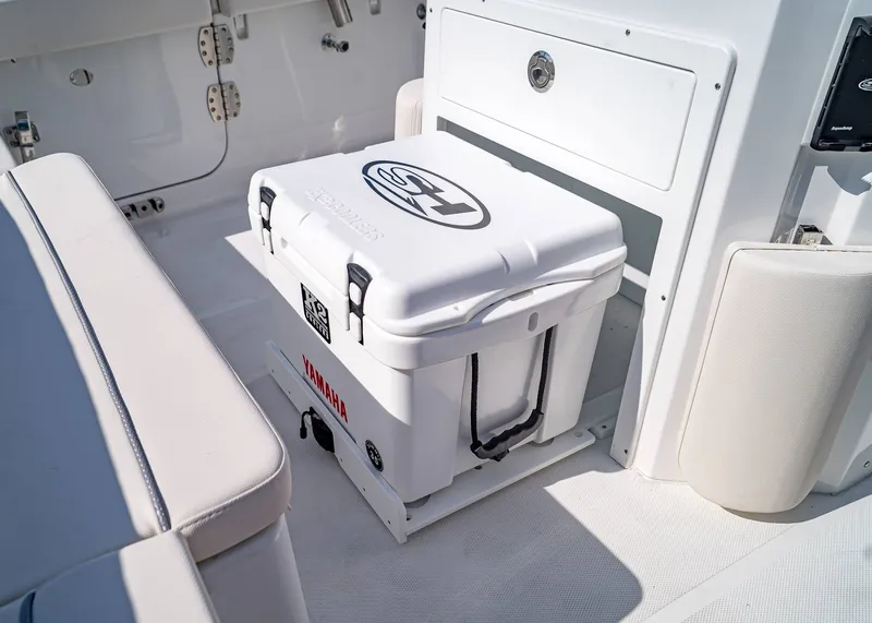 Slide: The Image of Sea Hunt Ultra 265 SE 2026 - 8