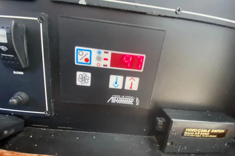 Slide: The Image of Control panel on 2006 Pursuit 3480 Drummond Island Runner boat, displaying temperature settings. - 31