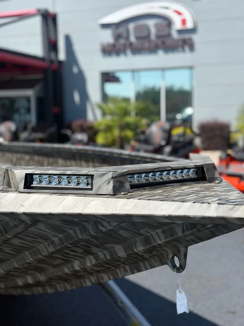 Slide: The Image of Edge Boats 553 DB 2026 - 10