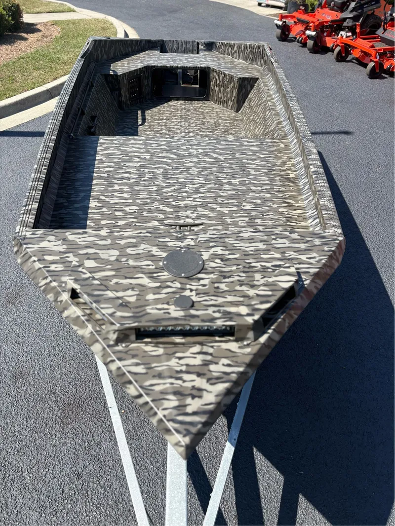 Slide: The Image of Edge Boats 553 DB 2026 - 3