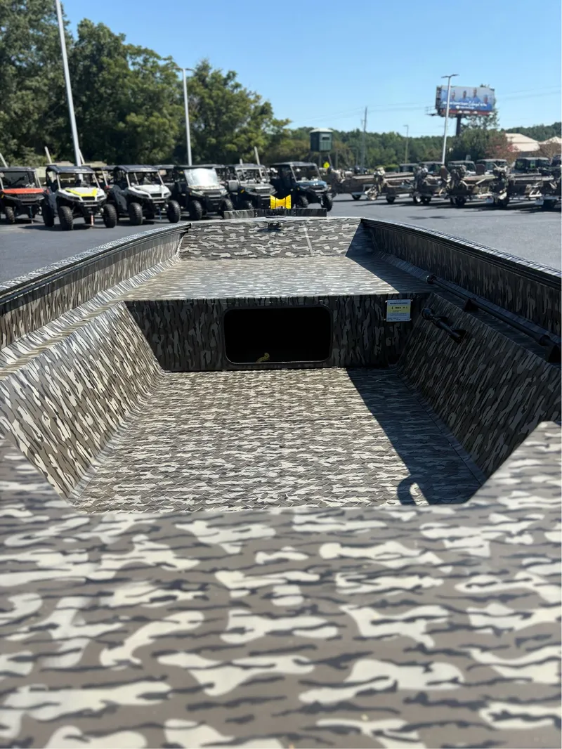 Slide: The Image of Edge Boats 553 DB 2026 - 8