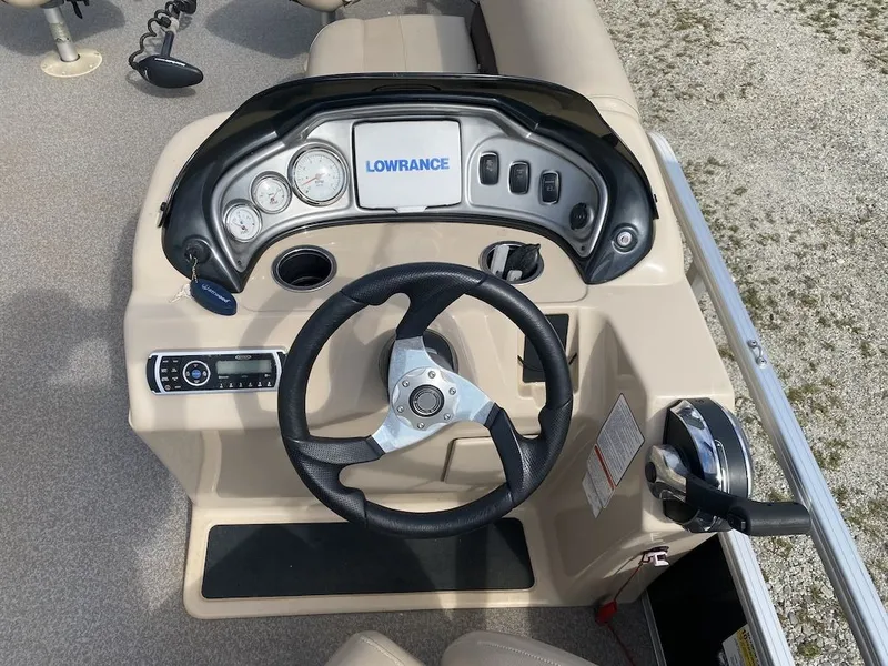 Slide: The Image of Sun Tracker FISHING BARGE 20 2017 - 11