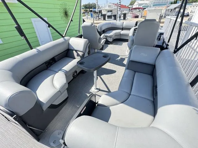 Slide: The Image of Manitou 21 Oasis RF VP II 2022 - 16