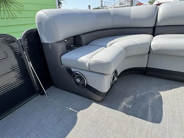 Slide: The Image of Manitou 21 Oasis RF VP II 2022 - 18