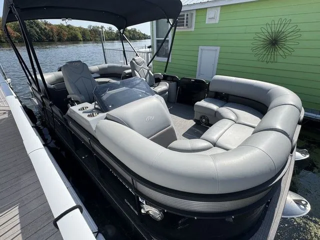 Slide: The Image of Manitou 21 Oasis RF VP II 2022 - 8