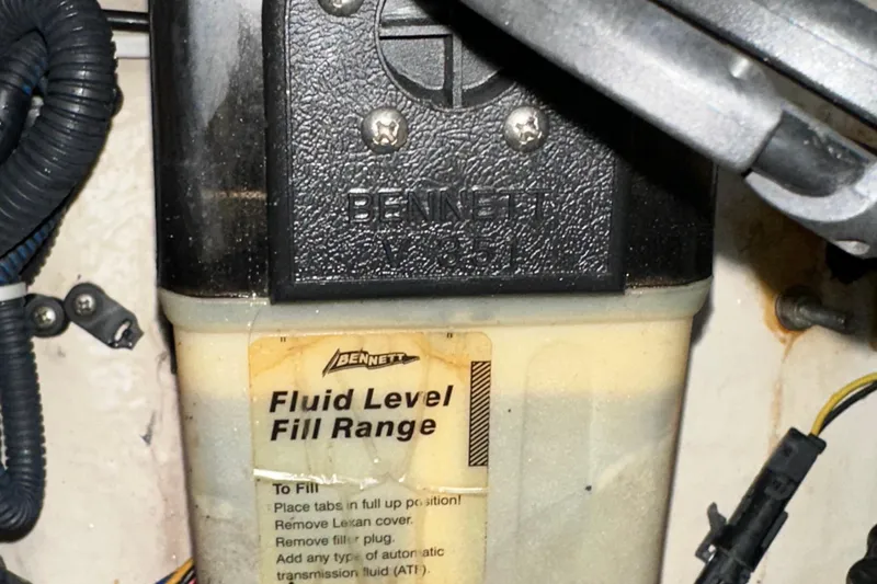 Slide: The Image of Fluid level indicator on a 2006 Sea Ray 260 Sundancer boat. - 50