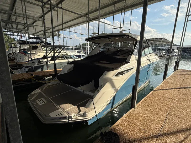 Slide: The Image of Sea Ray 320 SUNDANCER 2024 - 16