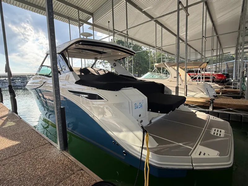 Slide: The Image of Sea Ray 320 SUNDANCER 2024 - 17
